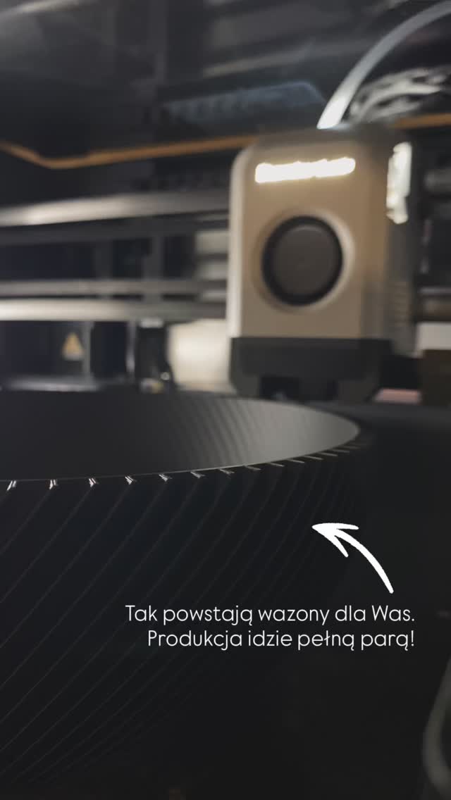 #polskaforma #wazon #dekoracjedomu #polskidesign #designlovers #nowewnetrze
#inspiracjewnetrzarskie #dodatkidodomu #3dprint #3dprinteddecor
#handmadedecor #ecodesign #minimalismhome #homedecorinspo
#zielonedodatki #wnetrza2025 #interiordecor #interiorlovers
#modernhome #polskamarka #vasedesign